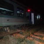 ماموران راه آهن در حال تلاش برای  به خط برگرداندن ریل باس زنجان – تهران